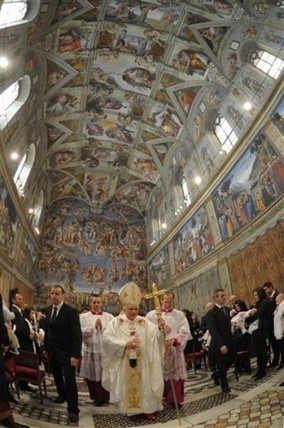 Pope in the Sistine Jan 9 2011.jpg